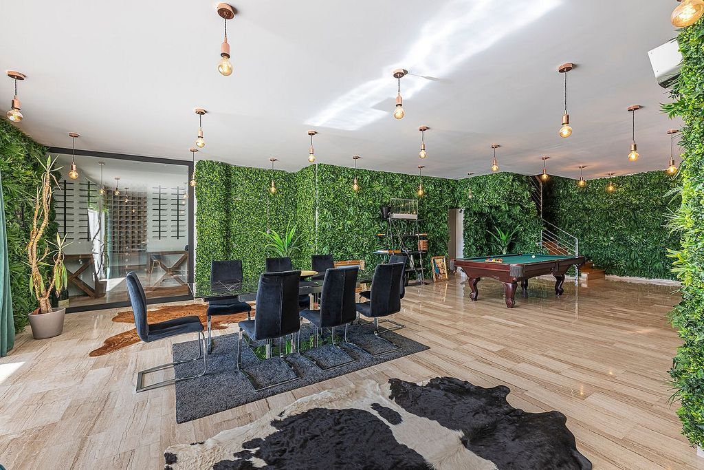 Sea view villa to update in El Rosario, Marbella East