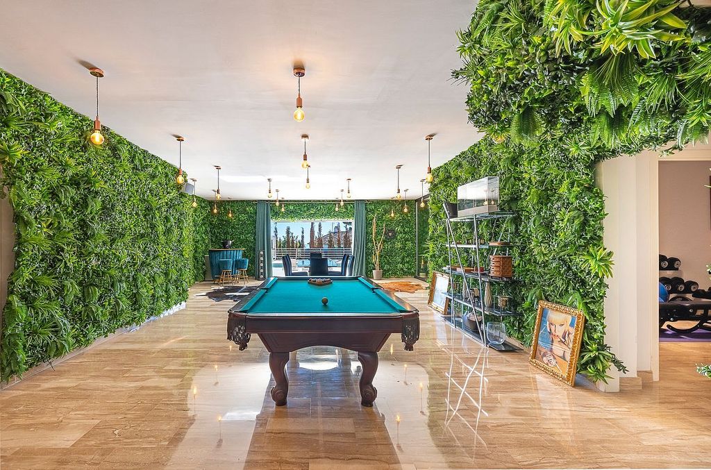 Sea view villa to update in El Rosario, Marbella East