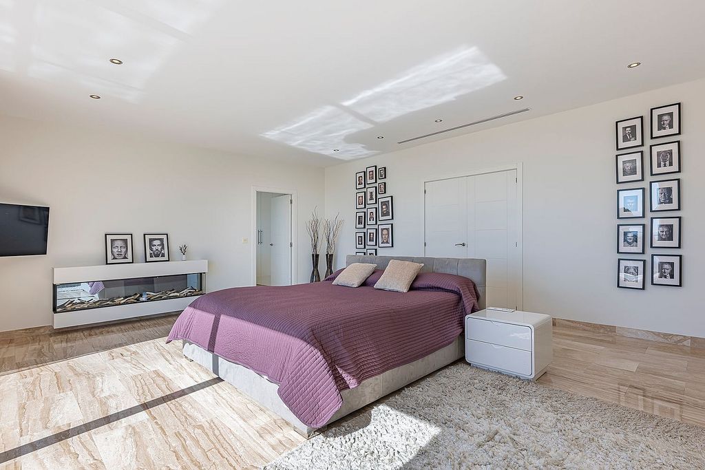 Sea view villa to update in El Rosario, Marbella East