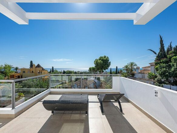 Sea view villa to update in El Rosario, Marbella East