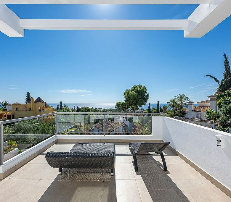 Sea view villa to update in El Rosario, Marbella East