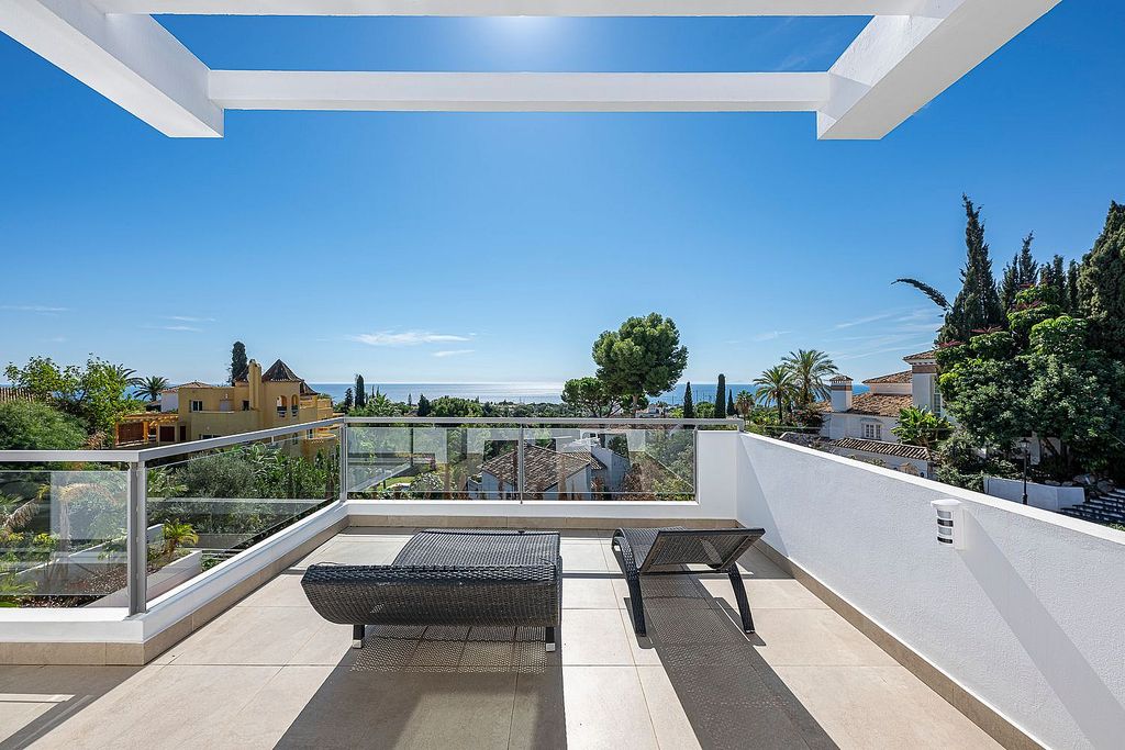 Sea view villa to update in El Rosario, Marbella East