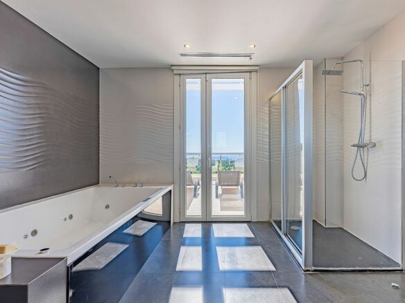 Sea view villa to update in El Rosario, Marbella East