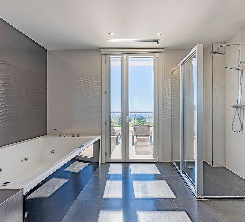 Sea view villa to update in El Rosario, Marbella East