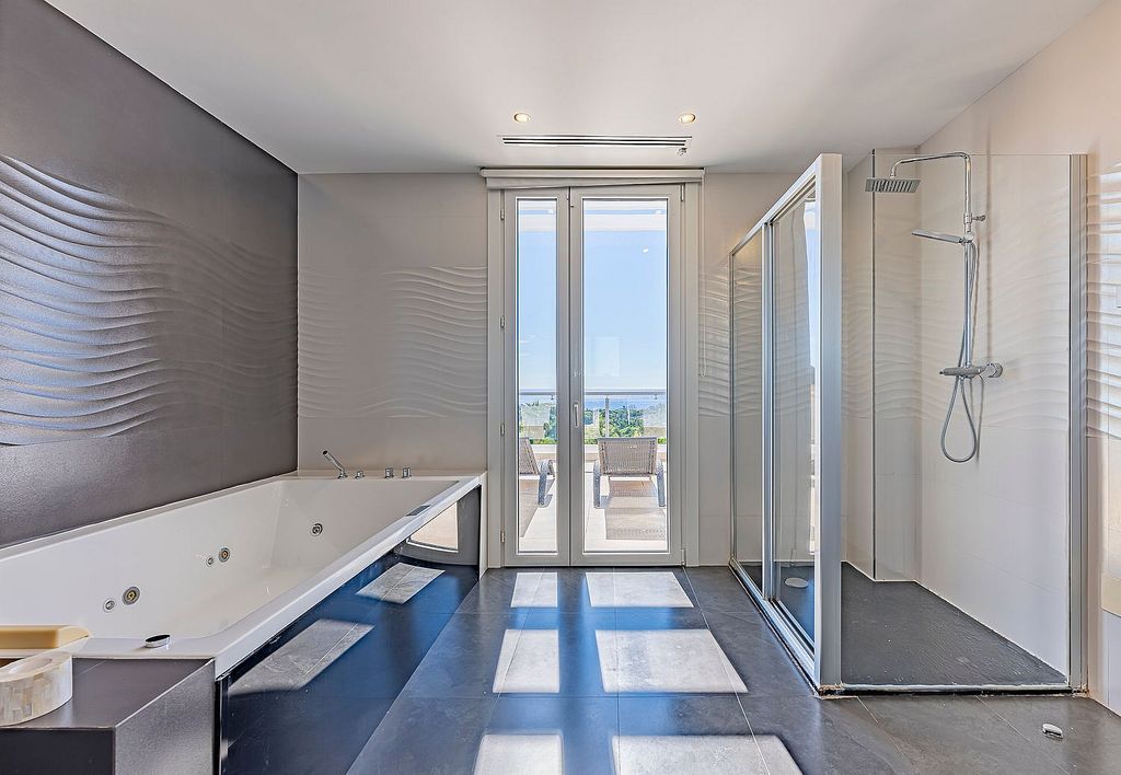 Sea view villa to update in El Rosario, Marbella East