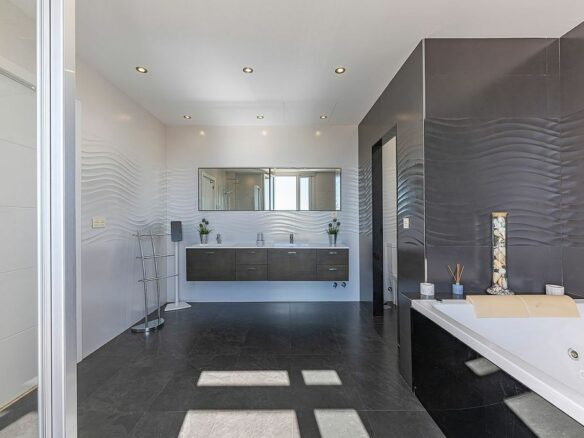 Sea view villa to update in El Rosario, Marbella East