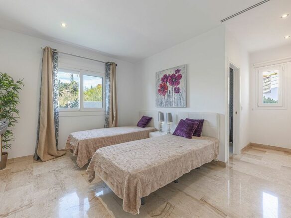 Sea view villa to update in El Rosario, Marbella East