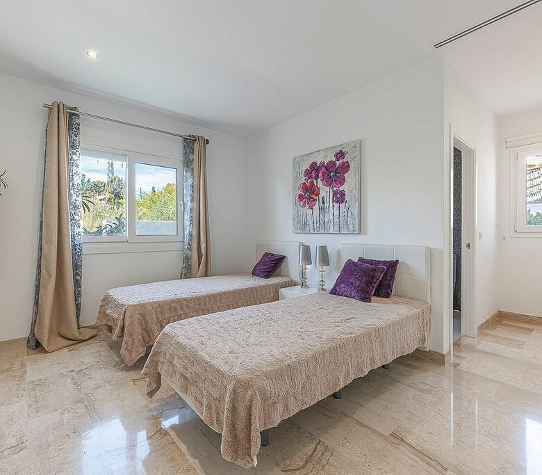 Sea view villa to update in El Rosario, Marbella East