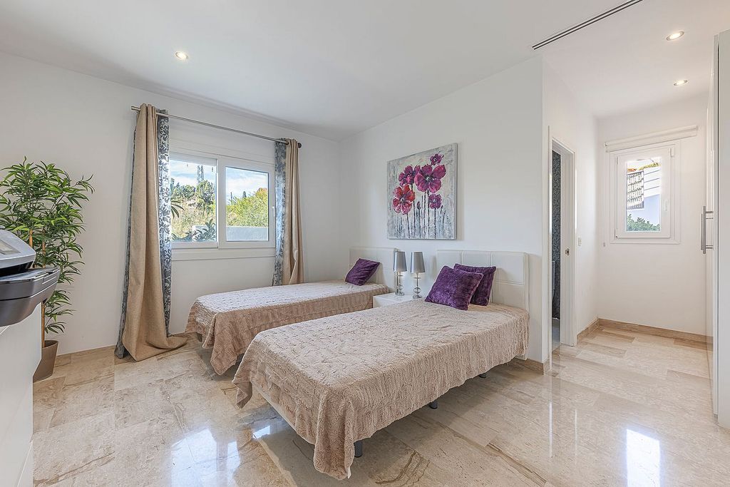 Sea view villa to update in El Rosario, Marbella East