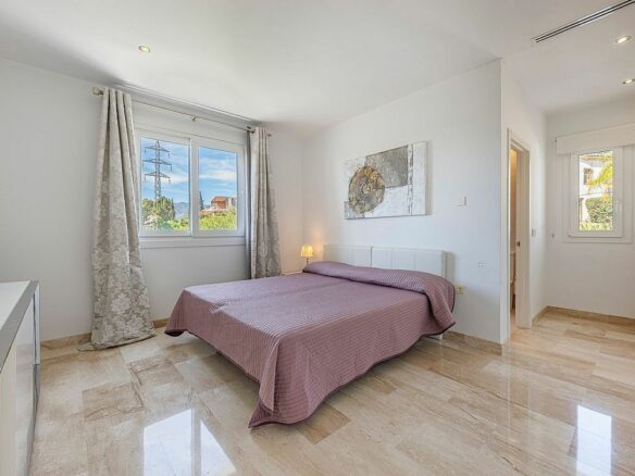 Sea view villa to update in El Rosario, Marbella East