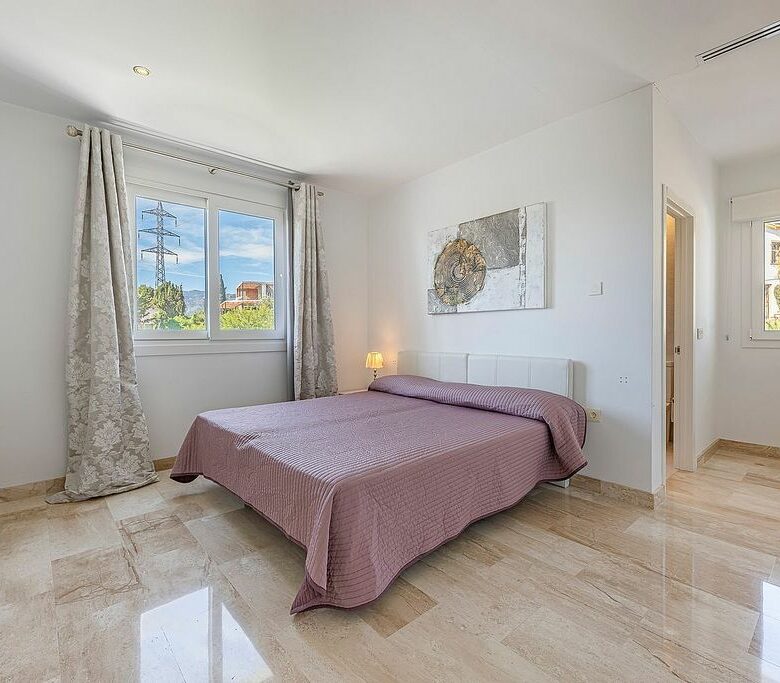 Sea view villa to update in El Rosario, Marbella East