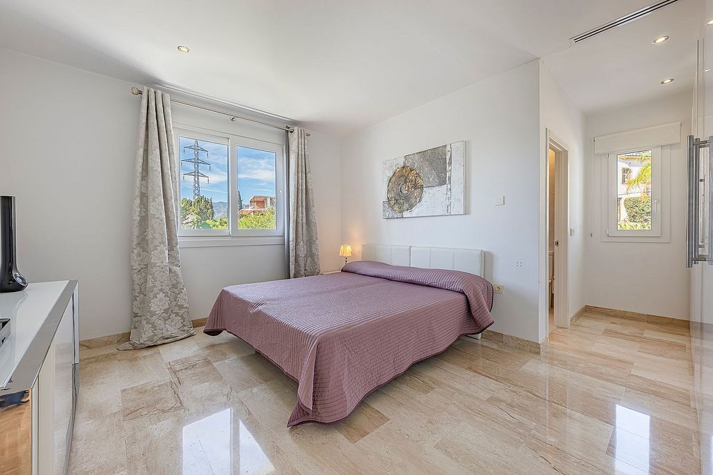 Sea view villa to update in El Rosario, Marbella East