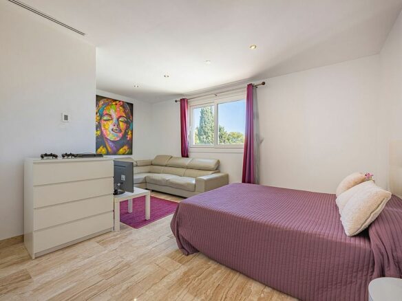 Sea view villa to update in El Rosario, Marbella East
