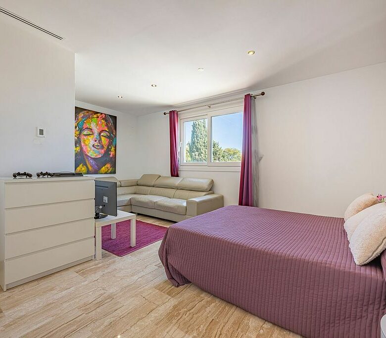 Sea view villa to update in El Rosario, Marbella East