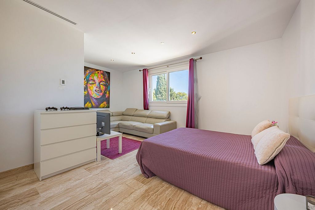Sea view villa to update in El Rosario, Marbella East