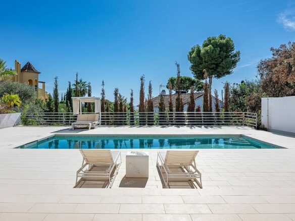 Sea view villa to update in El Rosario, Marbella East