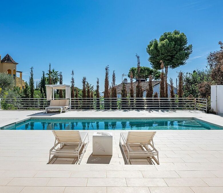 Sea view villa to update in El Rosario, Marbella East