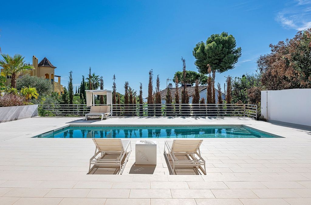 Sea view villa to update in El Rosario, Marbella East