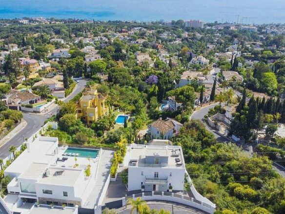 Sea view villa to update in El Rosario, Marbella East