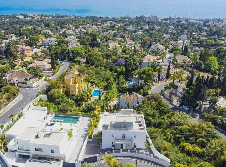 Sea view villa to update in El Rosario, Marbella East