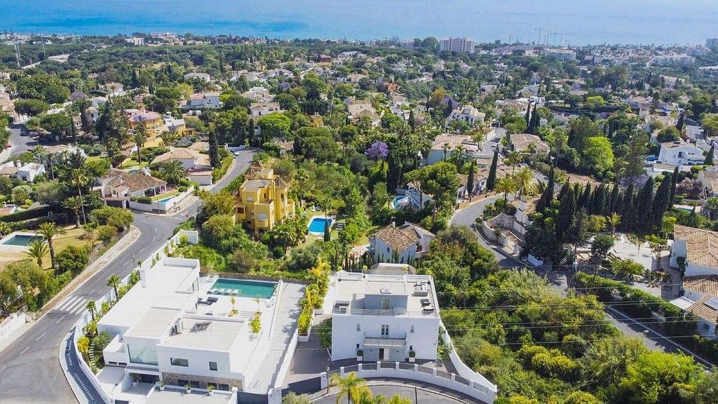 Sea view villa to update in El Rosario, Marbella East