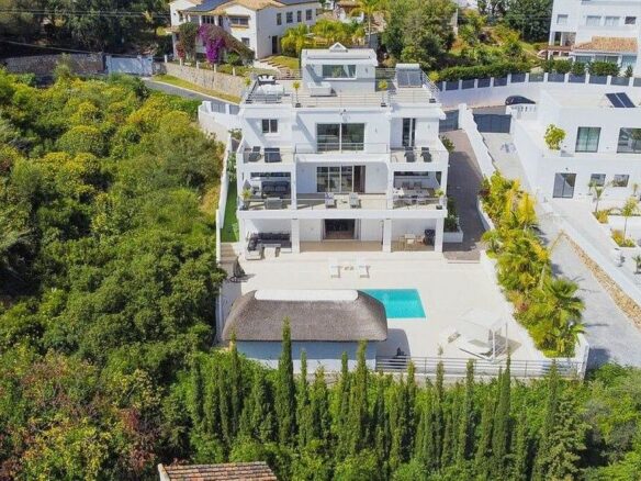 Sea view villa to update in El Rosario, Marbella East