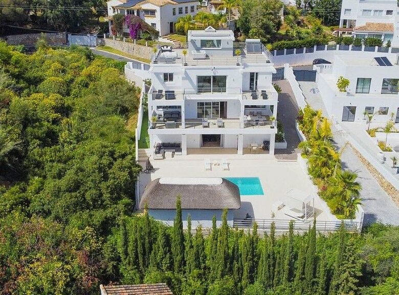Sea view villa to update in El Rosario, Marbella East