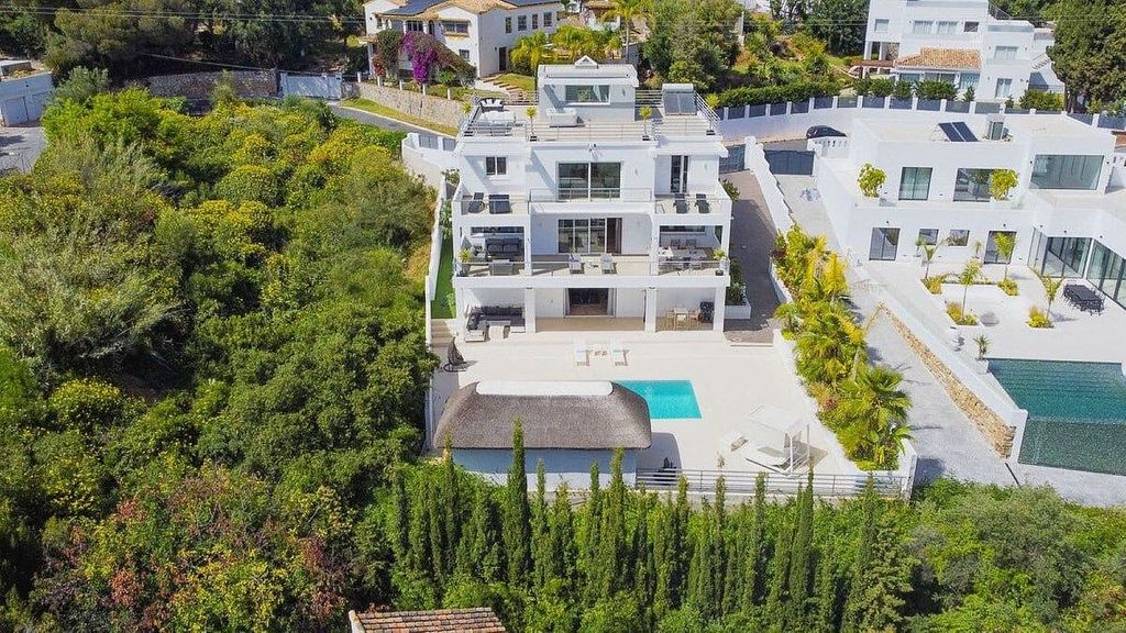 Sea view villa to update in El Rosario, Marbella East