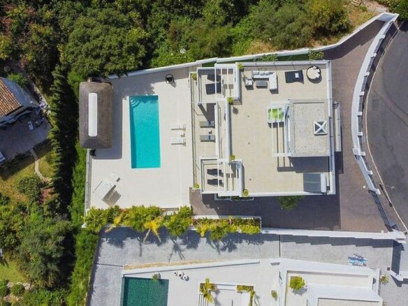 Sea view villa to update in El Rosario, Marbella East