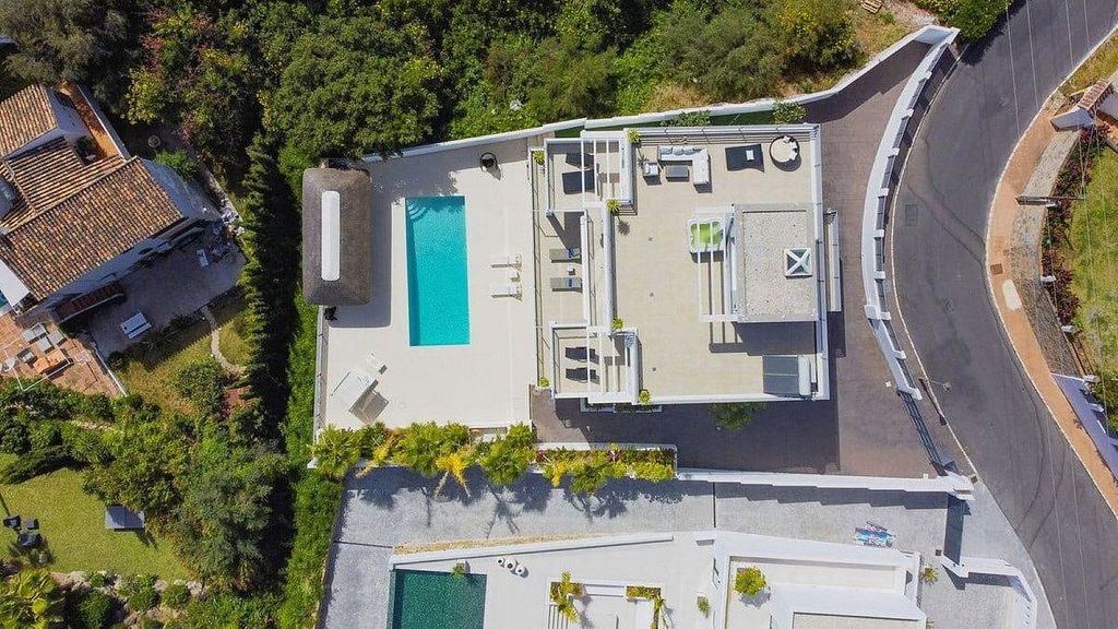 Sea view villa to update in El Rosario, Marbella East
