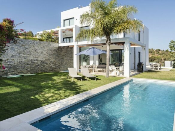 FOR SALE 🏡 Five-Bedroom Semi-Detached Villa with Private Pool and Golf Views – Cabopino, Marbella East 🇪🇸