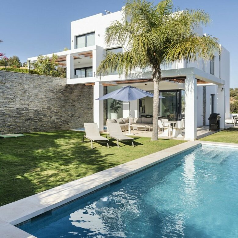 FOR SALE 🏡 Five-Bedroom Semi-Detached Villa with Private Pool and Golf Views – Cabopino, Marbella East 🇪🇸