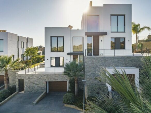 FOR SALE 🏡 Five-Bedroom Semi-Detached Villa with Private Pool and Golf Views – Cabopino, Marbella East 🇪🇸
