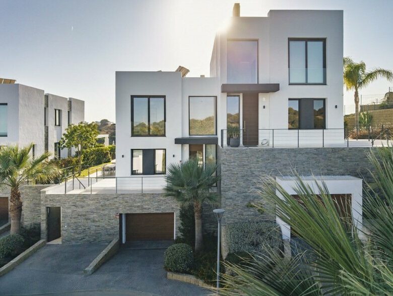 FOR SALE 🏡 Five-Bedroom Semi-Detached Villa with Private Pool and Golf Views – Cabopino, Marbella East 🇪🇸