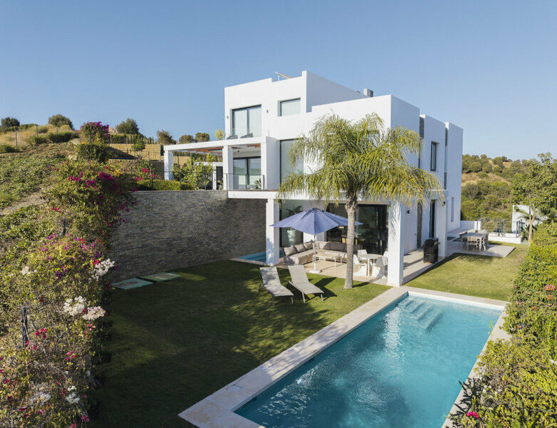 FOR SALE 🏡 Five-Bedroom Semi-Detached Villa with Private Pool and Golf Views – Cabopino, Marbella East 🇪🇸