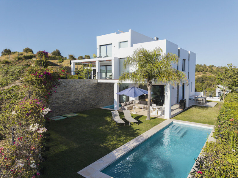FOR SALE 🏡 Five-Bedroom Semi-Detached Villa with Private Pool and Golf Views – Cabopino, Marbella East 🇪🇸