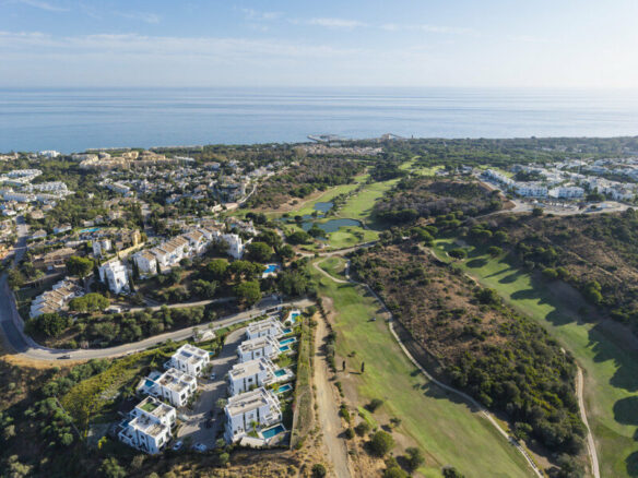 FOR SALE 🏡 Five-Bedroom Semi-Detached Villa with Private Pool and Golf Views – Cabopino, Marbella East 🇪🇸
