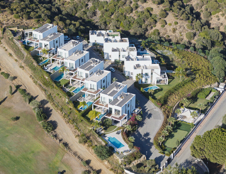 FOR SALE 🏡 Five-Bedroom Semi-Detached Villa with Private Pool and Golf Views – Cabopino, Marbella East 🇪🇸