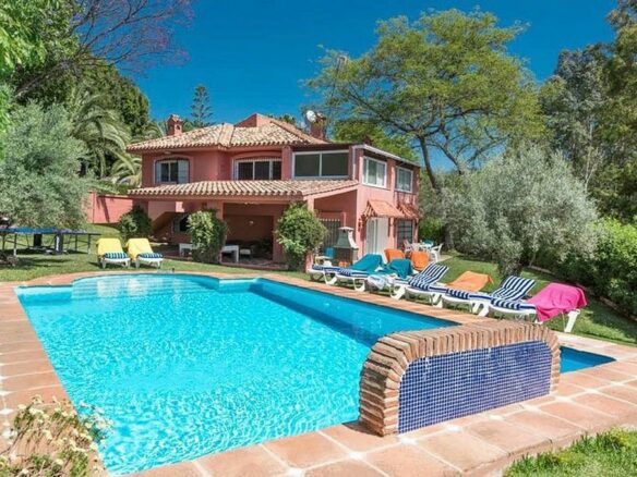Six-bedroom villa with renovation potential in Elviria, Marbella East