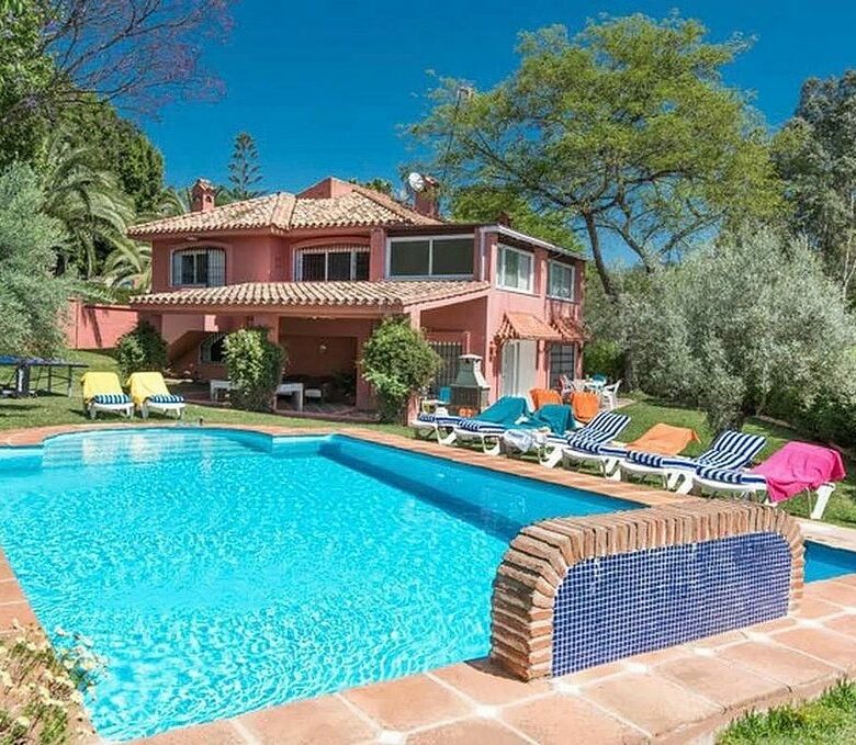 FOR SALE 🏡 Substantial Six-Bedroom Villa with Renovation Potential and Solar Panels – Elviria, Marbella East 🇪🇸
