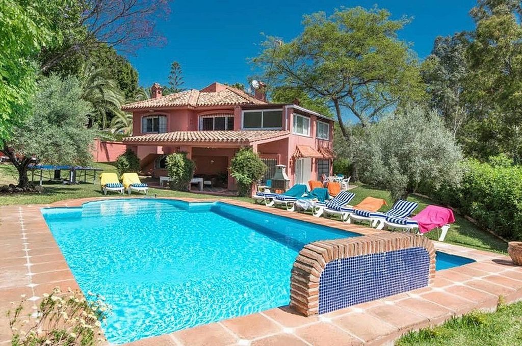 Six-bedroom villa with renovation potential in Elviria, Marbella East 01 Six-bedroom villa with renovation potential in Elviria, Marbella East