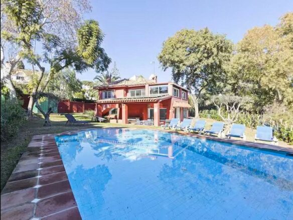 Six-bedroom villa with renovation potential in Elviria, Marbella East