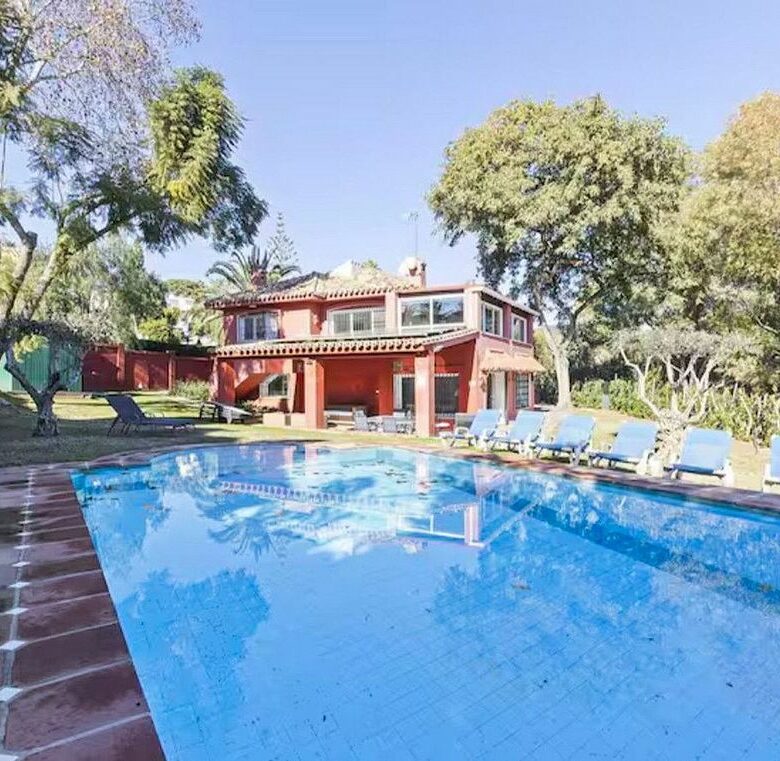 Six-bedroom villa with renovation potential in Elviria, Marbella East