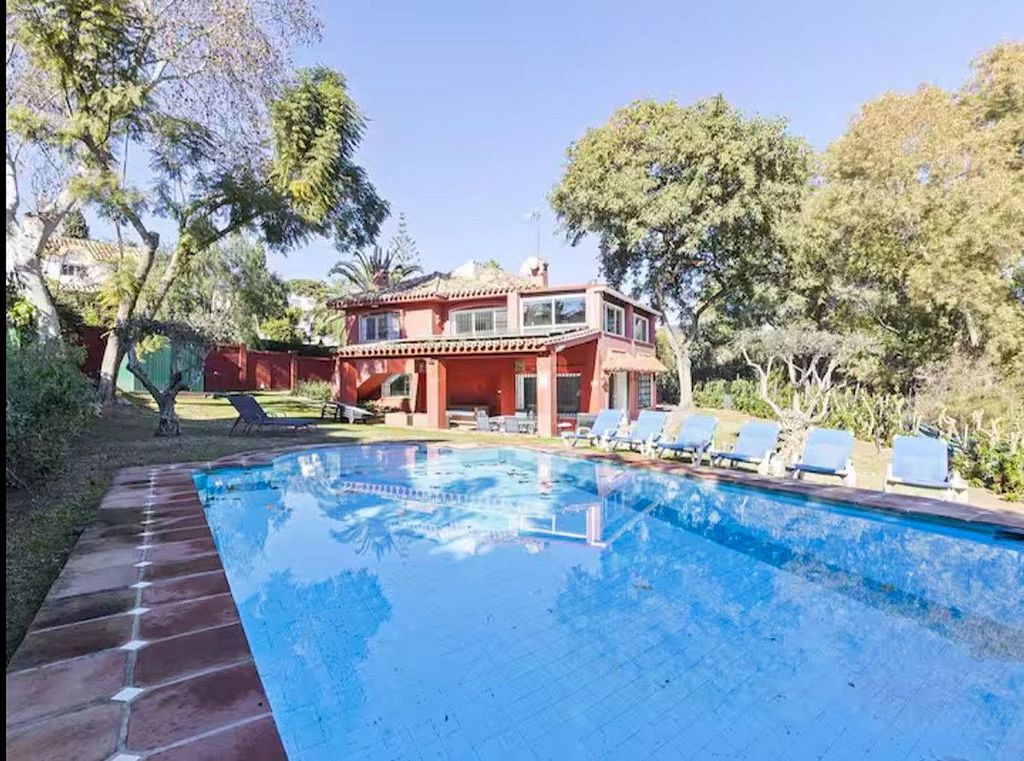 Six-bedroom villa with renovation potential in Elviria, Marbella East