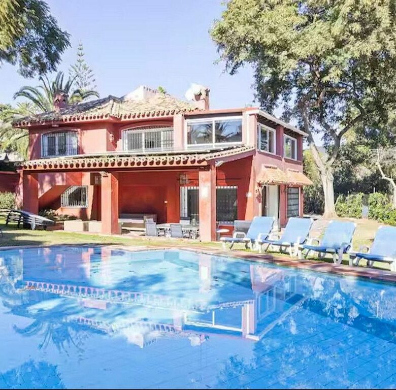 Six-bedroom villa with renovation potential in Elviria, Marbella East