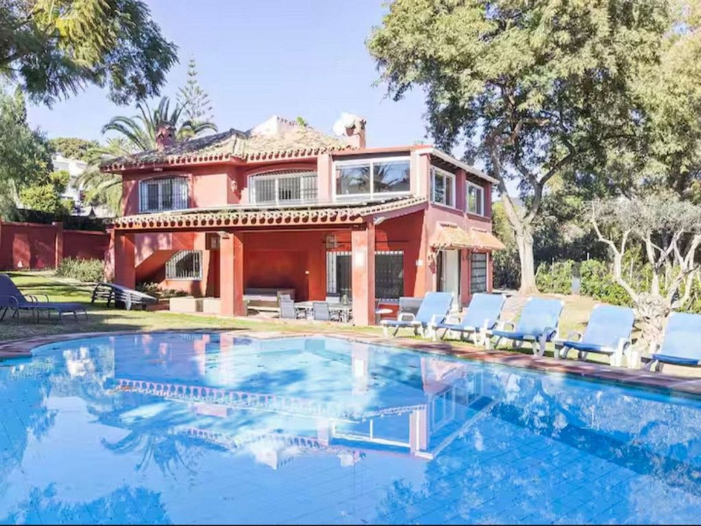 Six-bedroom villa with renovation potential in Elviria, Marbella East