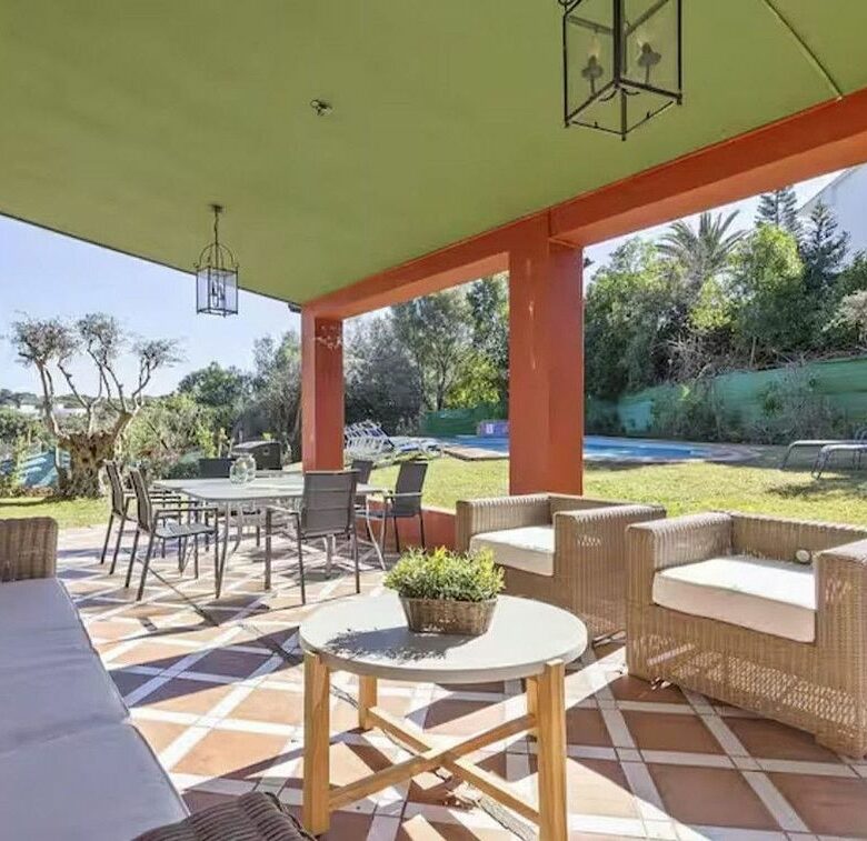 Six-bedroom villa with renovation potential in Elviria, Marbella East