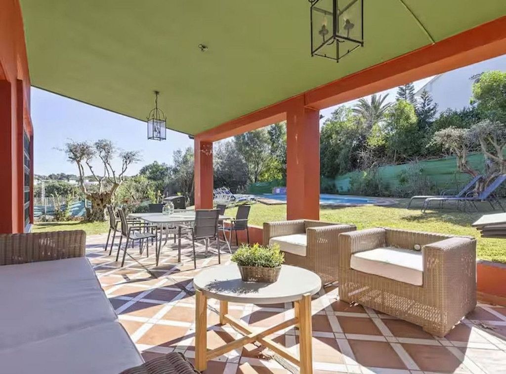 Six-bedroom villa with renovation potential in Elviria, Marbella East