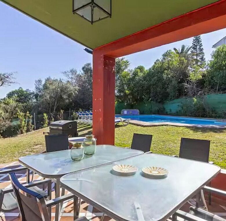 Six-bedroom villa with renovation potential in Elviria, Marbella East