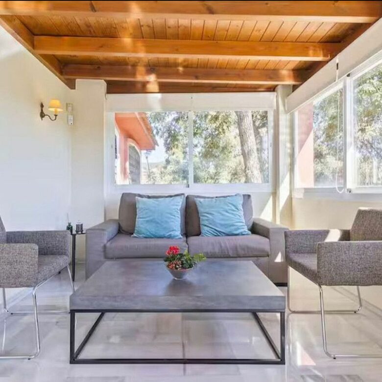 Six-bedroom villa with renovation potential in Elviria, Marbella East